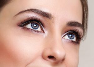 Embellir votre regard en atténuant les poches sous les yeux